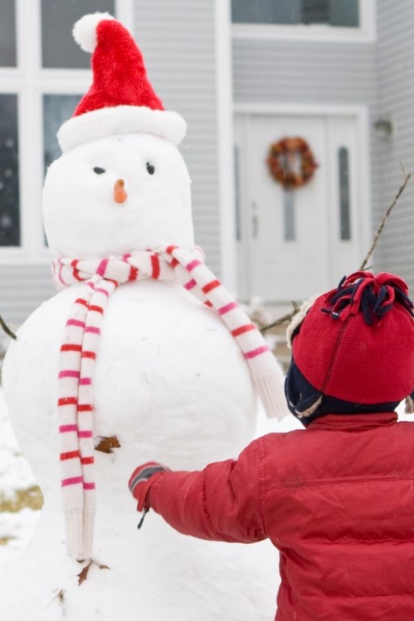 Christmas bucket list - girl building a snowman